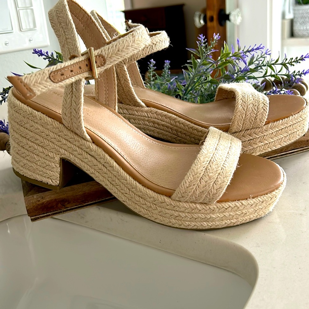 American Eagle Sandals